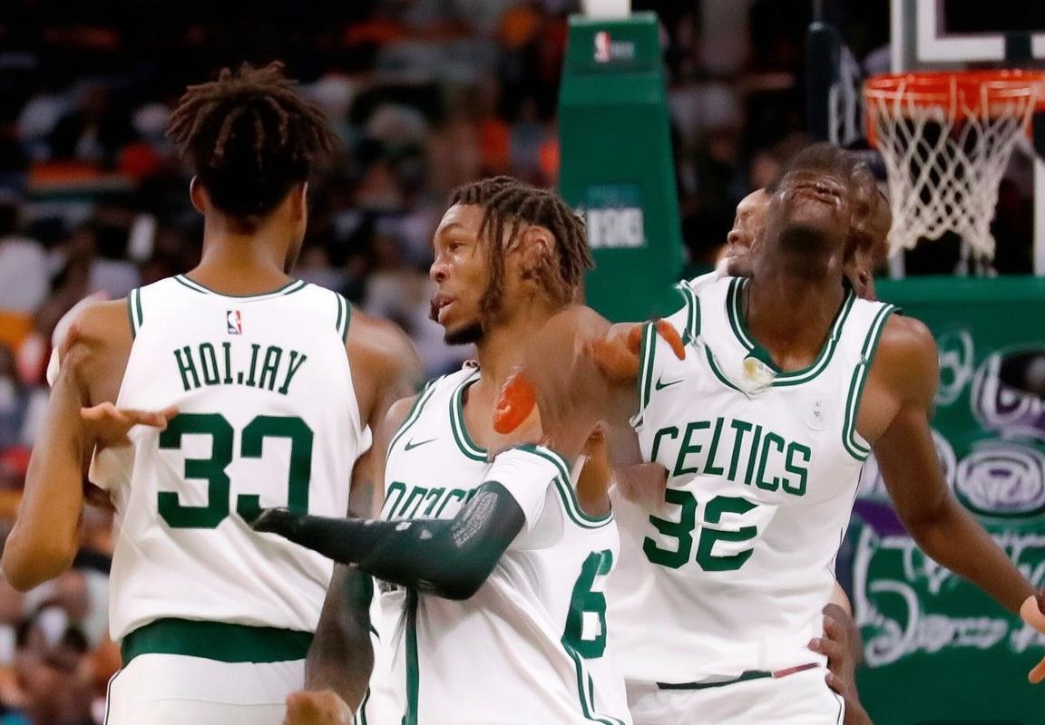 凯尔特人靠防守体系力克雄鹿：霍勒迪锁死利拉德，塔图姆低迷仍取胜